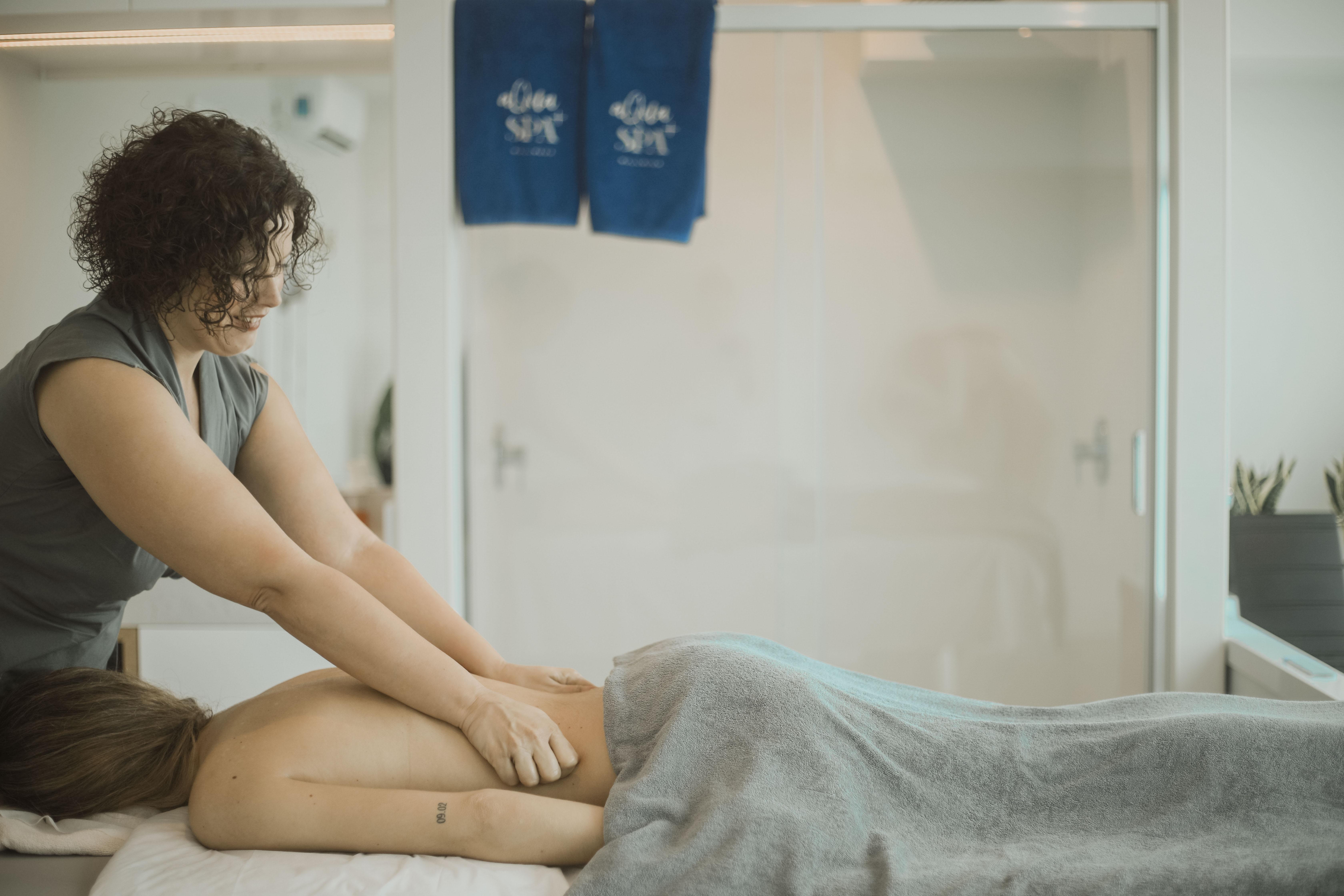 Arrecife Gran Hotel & Spa Екстер'єр фото A massage therapist treating a patient